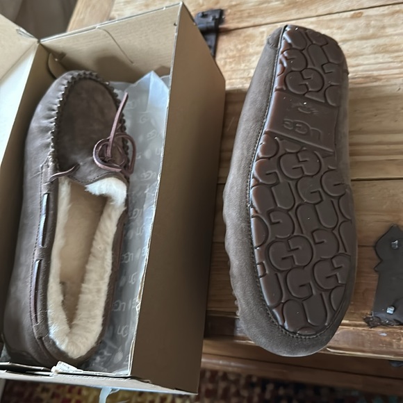 Ugg female slippers - Picture 4 of 5